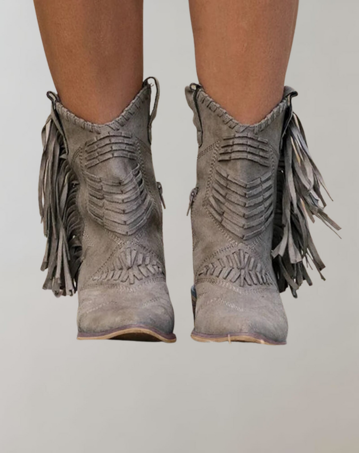 Nydelige cowgirl frynsestøvler til dame, som kombinerer vestlig sjarm med moderne festivalmote og god komfort.