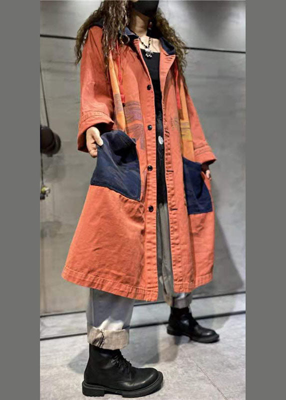 Klassisk damejeansjakke i solid denim, langermet design og lommer, perfekt for vår-høst.