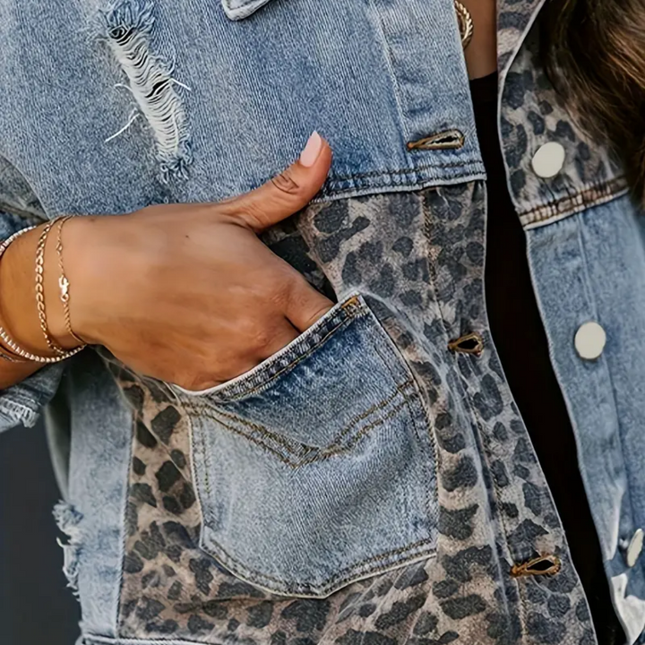 Moteriktig damejakke med iøynefallende leopardprint. Perfekt yttertøy for en stilfull og trendy look.