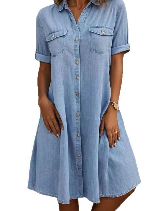 Blå dame denimkjole med Peter Pan krage, praktiske lommer og komfortabel løs passform, perfekt for hverdag.