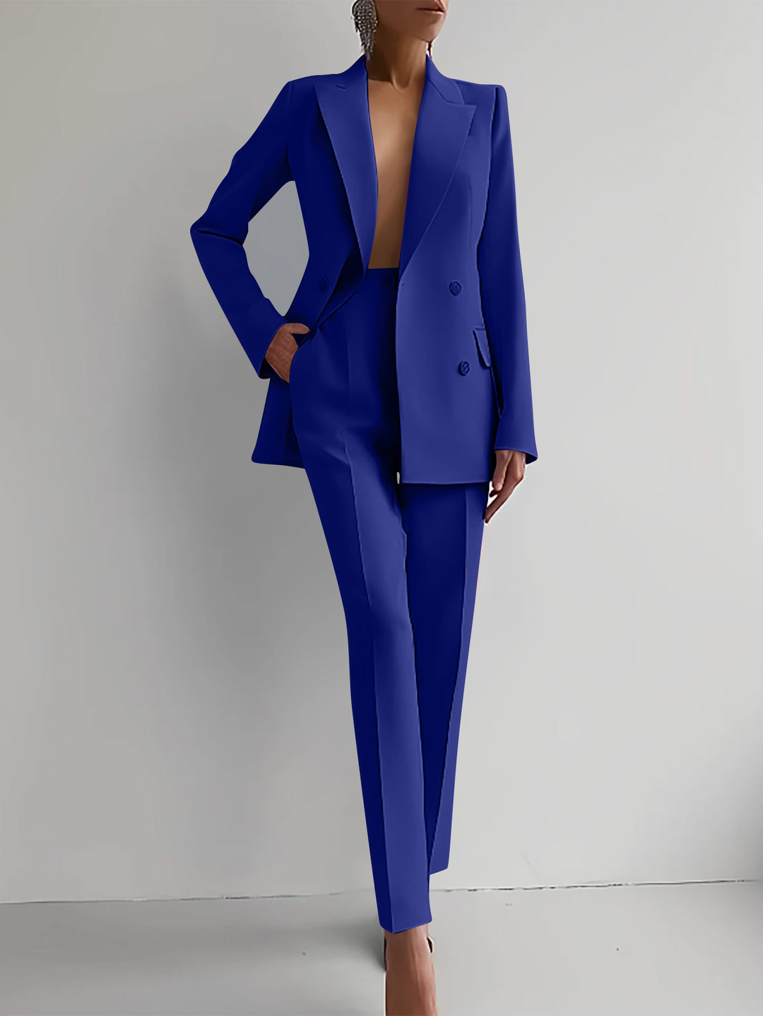 Dame businessdress: skreddersydd jakke og bukse i en klassisk stil, perfekt for formelle anledninger.
