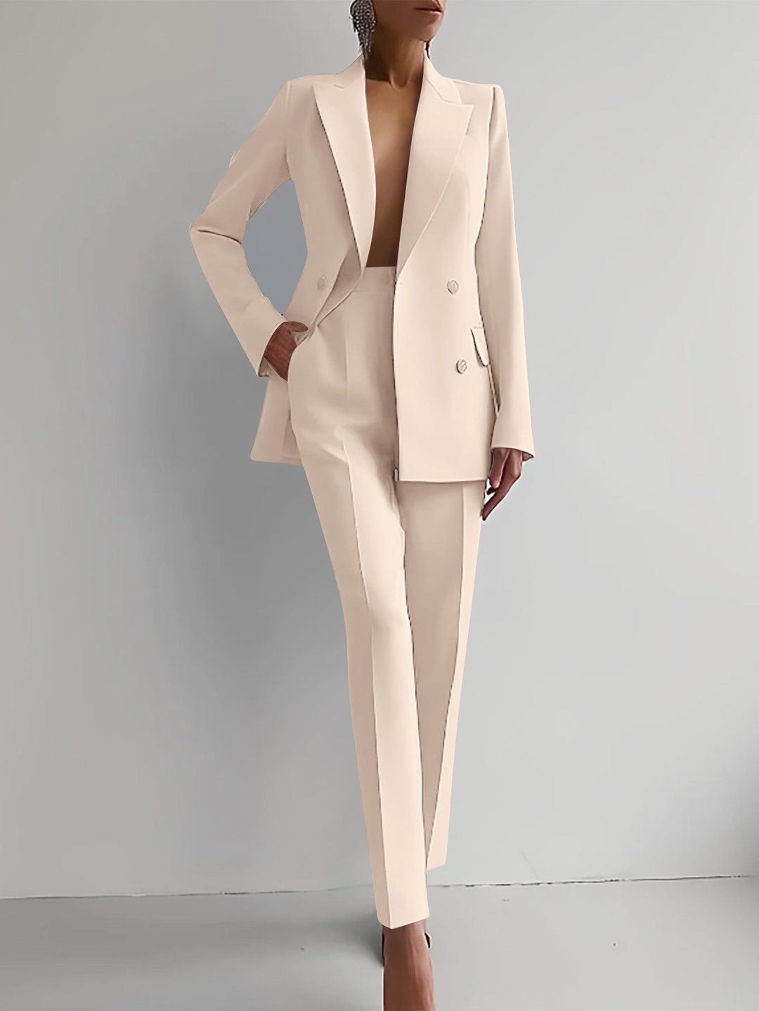 Stilfullt komplett antrekk med skreddersydd damedress: dressjakke og bukser for en selvsikker look.