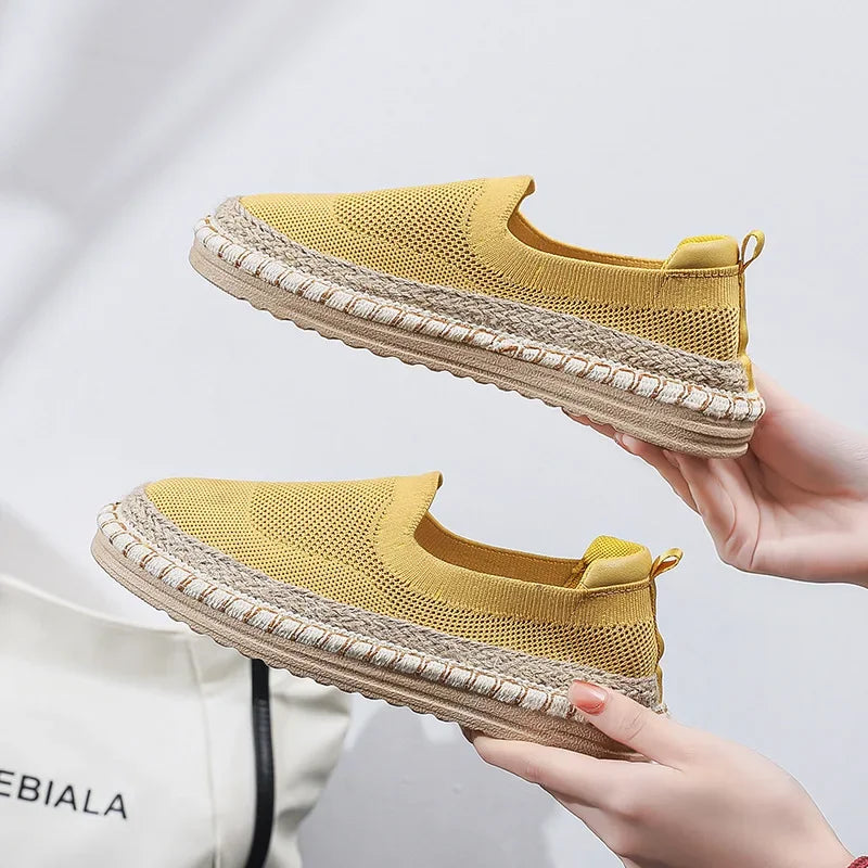 Casual dame espadriller med pustende tekstiloverdel og flettet juttsåle; ideelle lette strandsko.
