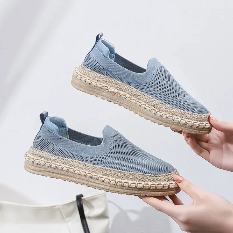 Dame espadriller med luftig overdel vist på fot, fremhever komfortabel og lett passform for hverdagsstil.