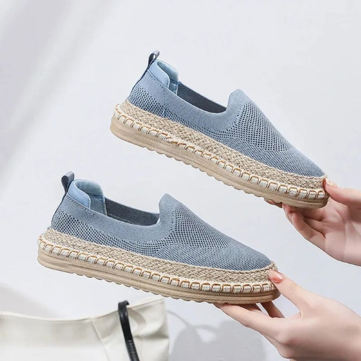 Dame espadriller med luftig overdel vist på fot, fremhever komfortabel og lett passform for hverdagsstil.