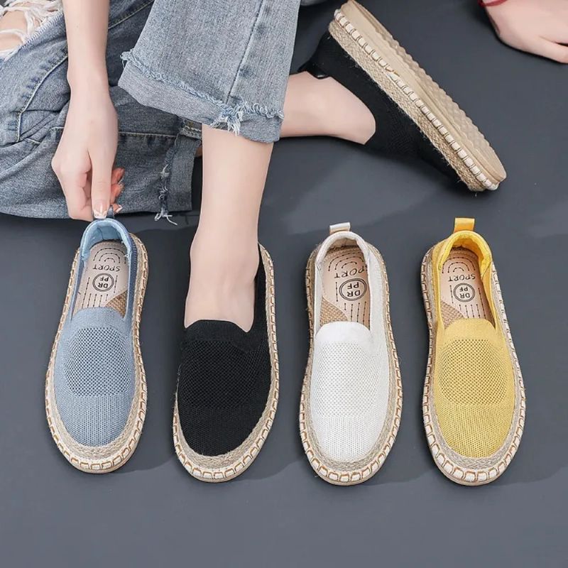 Frontvisning av komfortable dame espadriller med pustende design; elegante og lette sommersko.