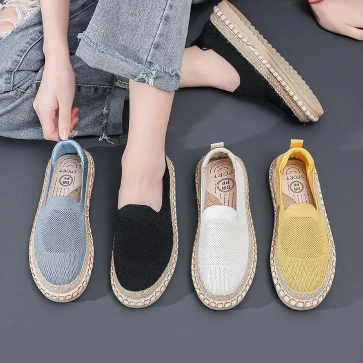 Frontvisning av komfortable dame espadriller med pustende design; elegante og lette sommersko.