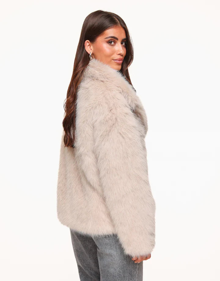 Luksuriøs vinterjakke for damer, komfortabel og stilig. Ideell for å trosse kulden med eleganse.