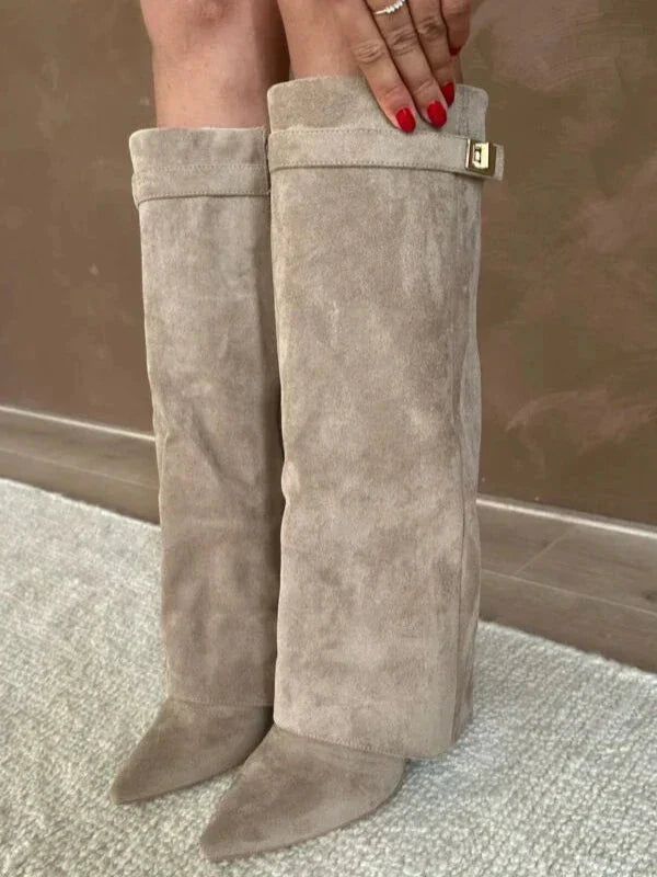 Mote kvinnesko: Semsket-look hælstøvler med blokkhelt. Komfortable og elegante for sesongen.