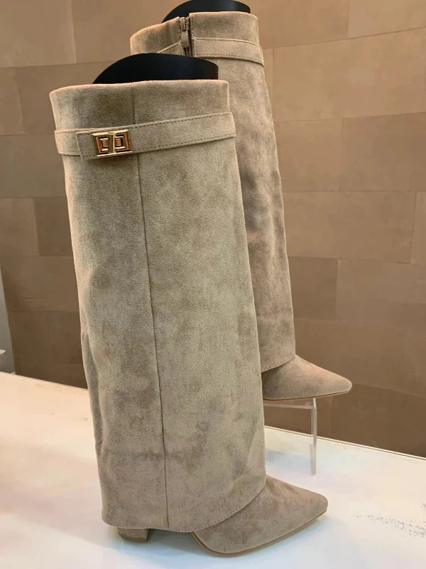 Svarte elegante hælstøvler for kvinner med komfortabel blokkhelt. Perfekt for høst og vinter.
