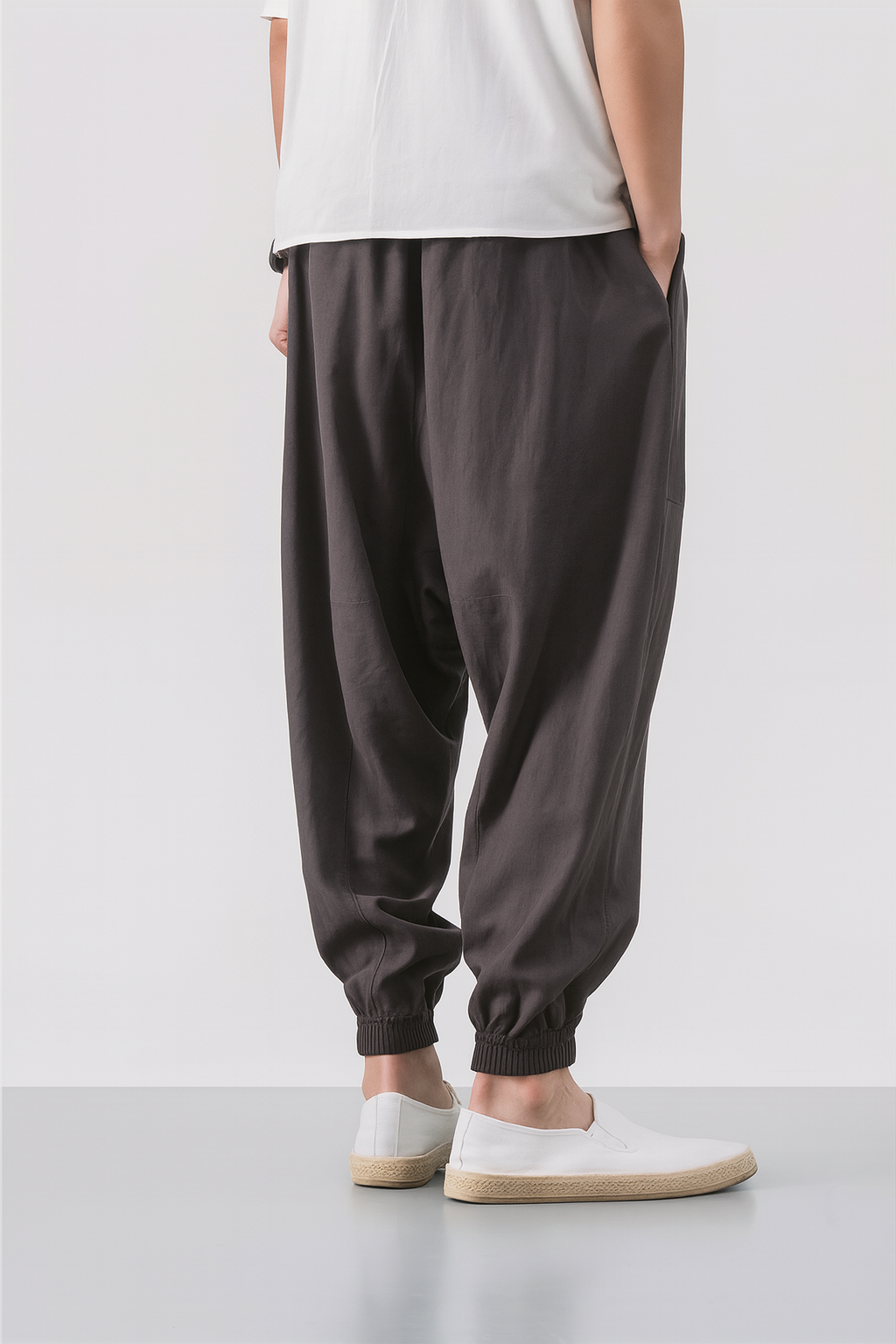 Moderne antrekk med herre harem bukser, avsmalnende for en stilren silhuett. Komfortable og trendy for menn.