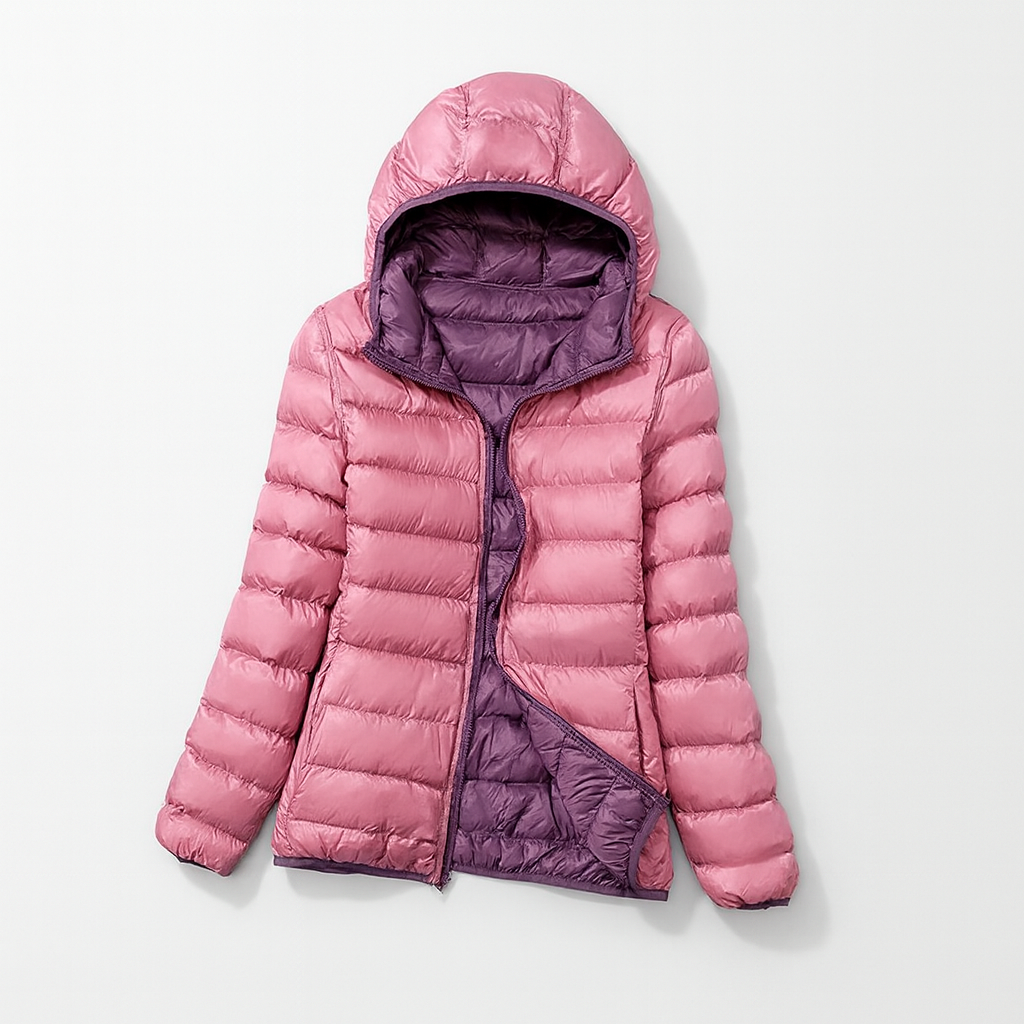 Modell viser stilfull dame hettejakke i marineblått, varm og trendy.