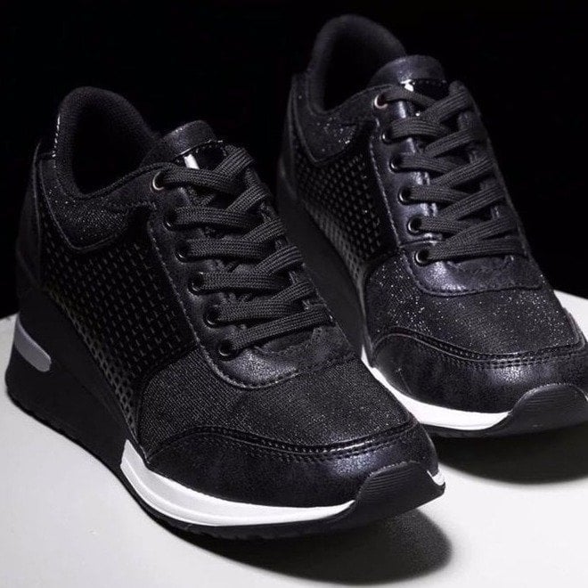 Nærbilde av komfortable damesneakers med kilehæl. Stilige fritidssko for kvinner, ideelle for vår og sommer.