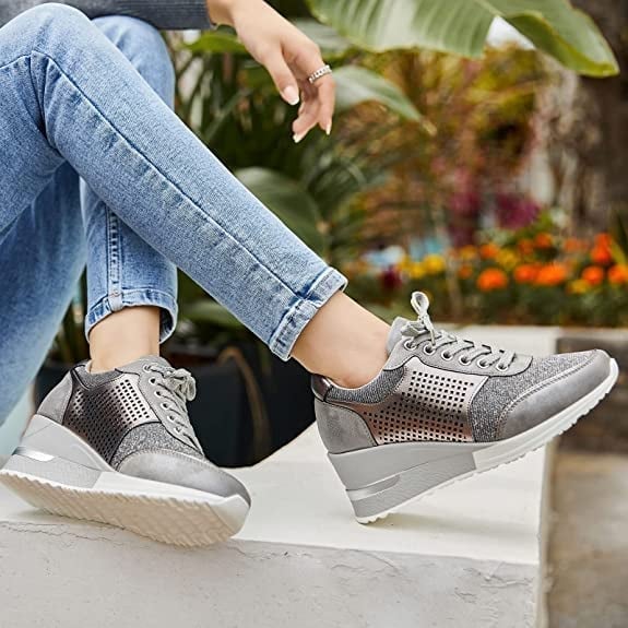 Elegante damesneakers med kilehæl. Høyhælte sko som kombinerer trend og komfort for en stilfull look.