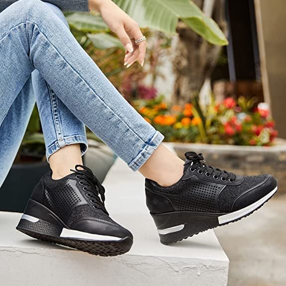 Trendy vårsko: Høyhælte damesneakers med kilehæl. Komfortable og stilige sommersko for aktive dager.