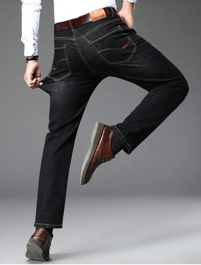 Kvinnejeans i klassisk blå med praktiske lommer, stretch og komfort. Ideell for en stilfull hverdag.