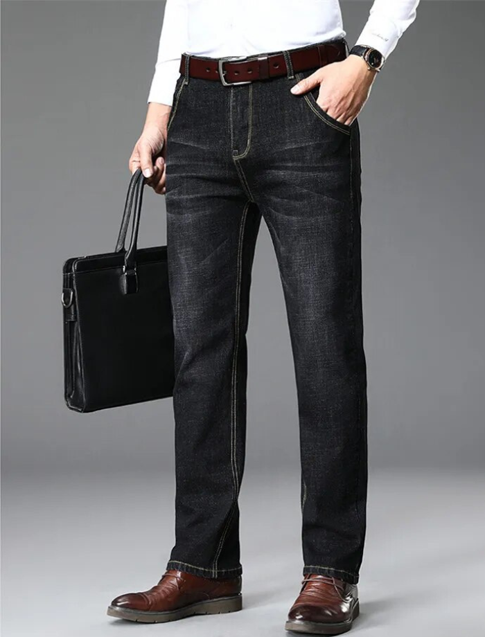Stilige svarte stretchjeans for damer, perfekt for både hverdag og fest med sin moderne passform.