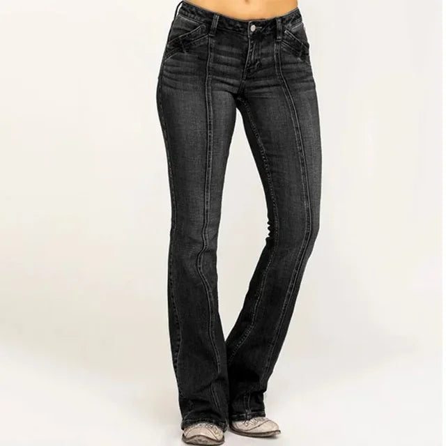 Komfortable utsvingte damejeans i myk denim. Perfekt hverdagsbukse med moderne flare stil for kvinner.