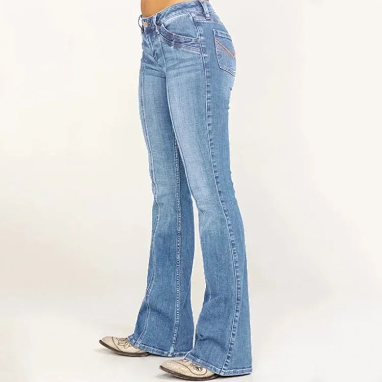 Trendy utsvingte damejeans i denim. Moteriktige flare bukser for kvinner, perfekt for en moderne garderobe.