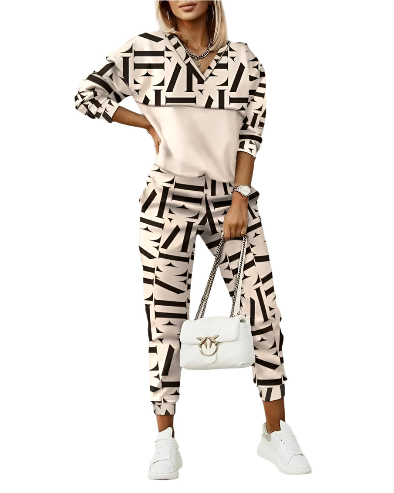 Dame joggedress med cropped topp, høy midje bukse og monogram detaljer. Komfortabel fritids- og aktivitetstøy.