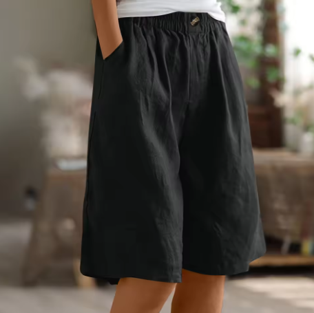 Trendy sommer shorts i midtlengde og fargerik design, perfekt for varme dager og ferieeventyr.