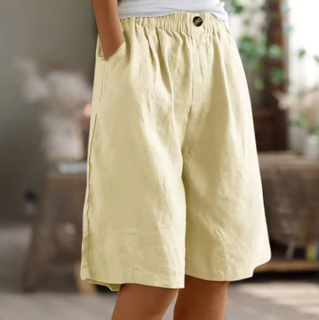 Nærbilde av den behagelige elastiske midjen på en stilfull dame shorts for sommerbruk.