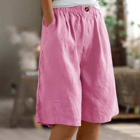 Fargerik dame shorts i avslappet passform, klar for solfylte sommerdager og ferieaktiviteter.