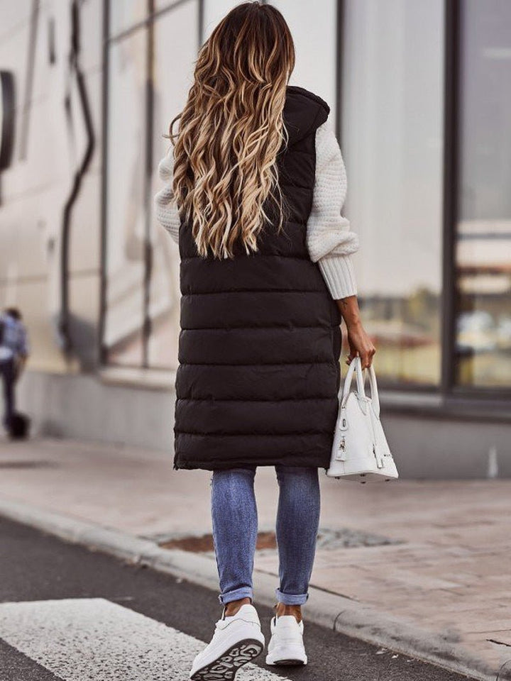 Moteriktig knelang bodywarmer til dame, varm steppvest som gir stil og komfort i kjøligere vær.