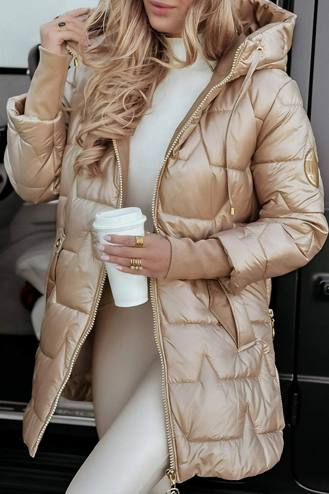 Varm vattert dunjakke for dame, lang modell med hette, perfekt for vinter.