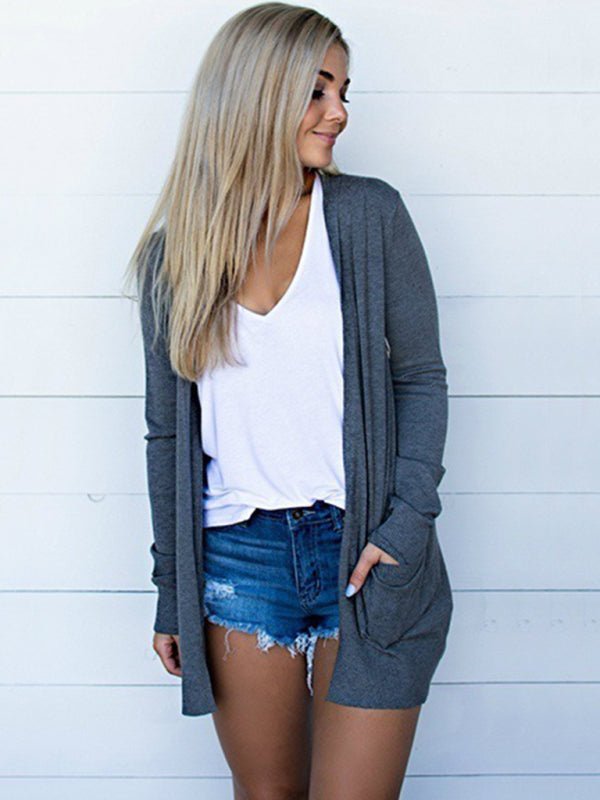 Kvinne langermet lett strikket cardigan. Åpen front, ensfarget og komfortabel for vår- og sommerantrekk.