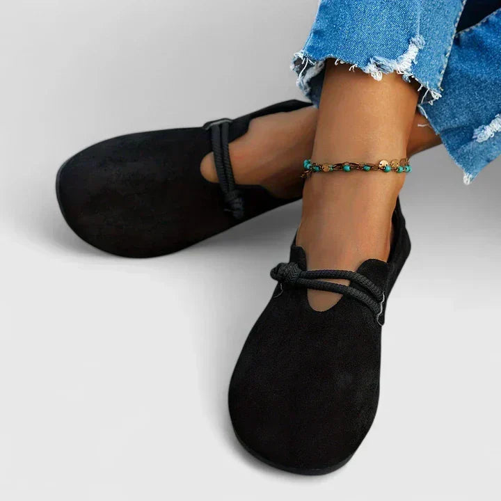 Sidevisning av svarte dame loafers som fremhever ergonomisk såle for optimal støtdemping og komfort.