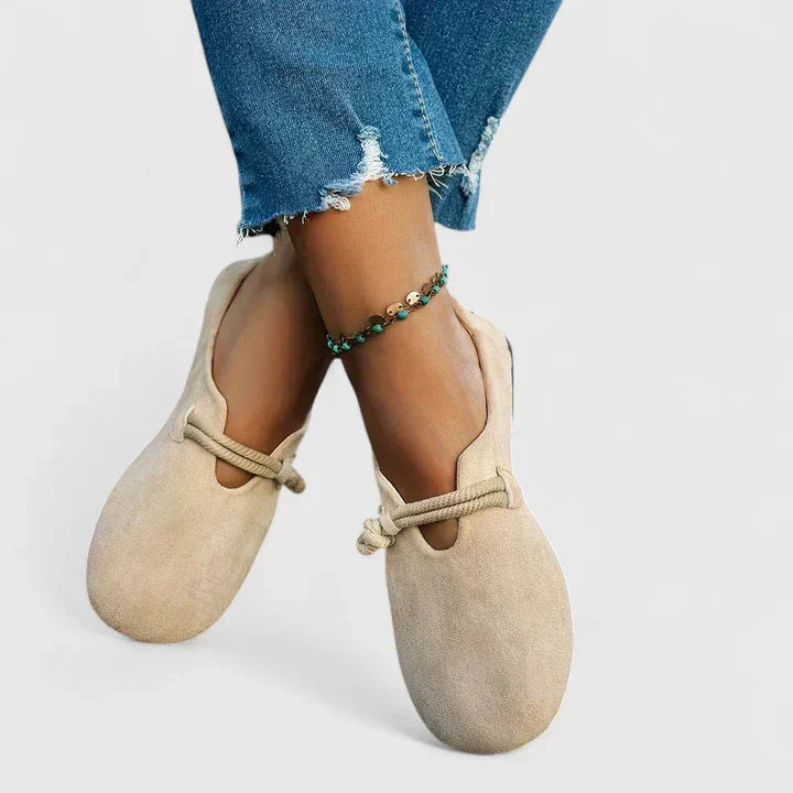 Nærbilde av beige dame loafer, viser mykt materiale og elegant design for en behagelig bruksopplevelse.