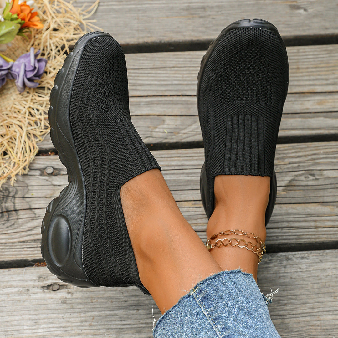 Moderne kvinners slip-on sportssko med pustende strikket design, perfekt for trening og fritid.