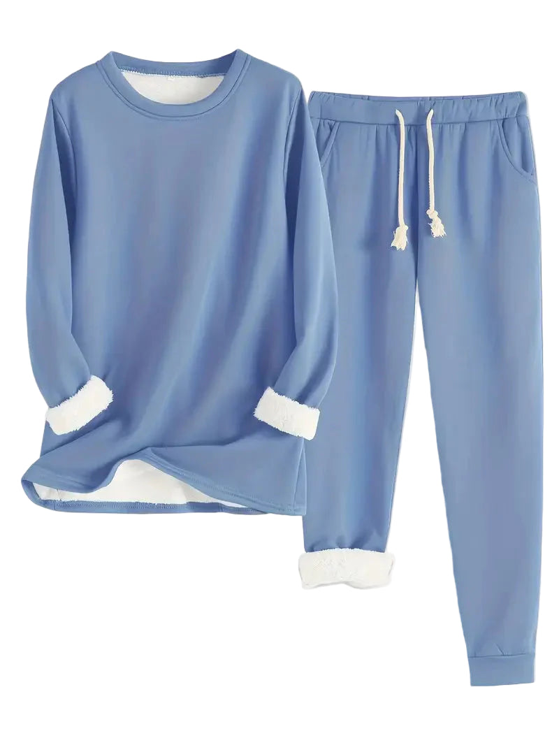 Komfortabelt todelt loungewear sett for kvinner i mykt stoff, perfekt for avslapning hjemme.