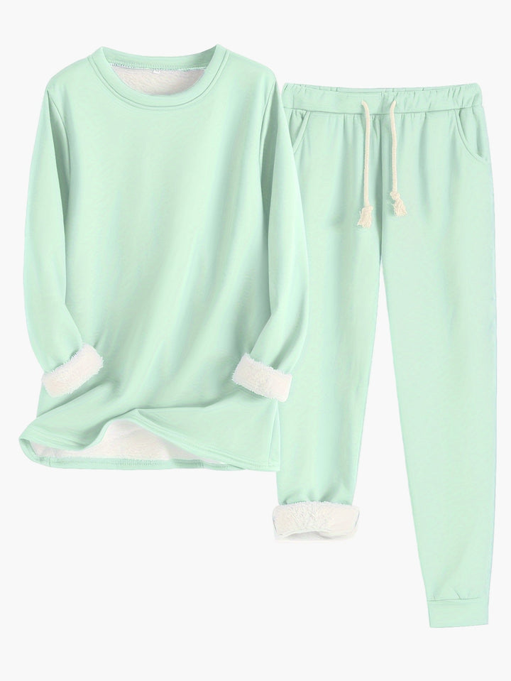 Kvinnelig loungewear: Et mykt og behagelig todelt sett for maksimal avslapning og komfort.