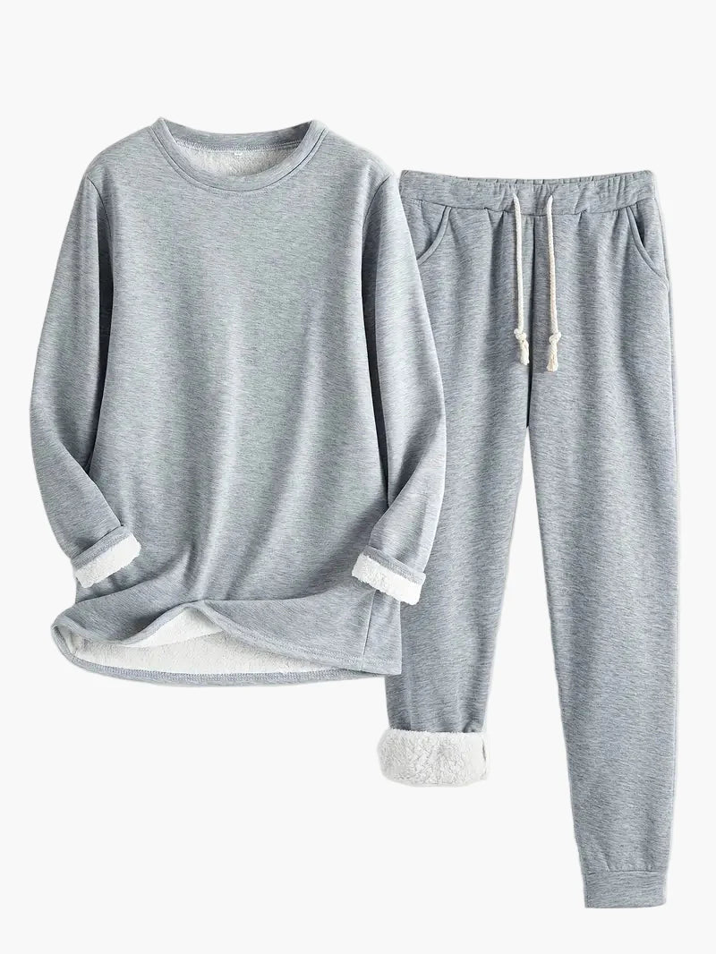 Todelt kvinne joggesett i mykt materiale, designet for komfort og avslapning.