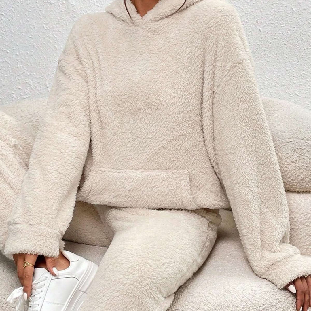 Myk hettegenser fra dame loungewear sett, laget av koselig teddystoff, perfekt for vintermåneder og avslapning hjemme.