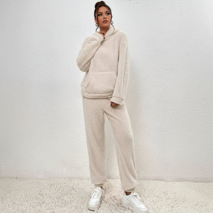 Nærbilde av det myke, lodne teddystoffet på dame loungewear settet, fremhever tekstur og komfort for avslapning.
