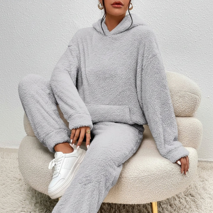Elegant dame loungewear sett i mykt teddystoff, viser hettegenser og bukser med god passform for hjemmekos.