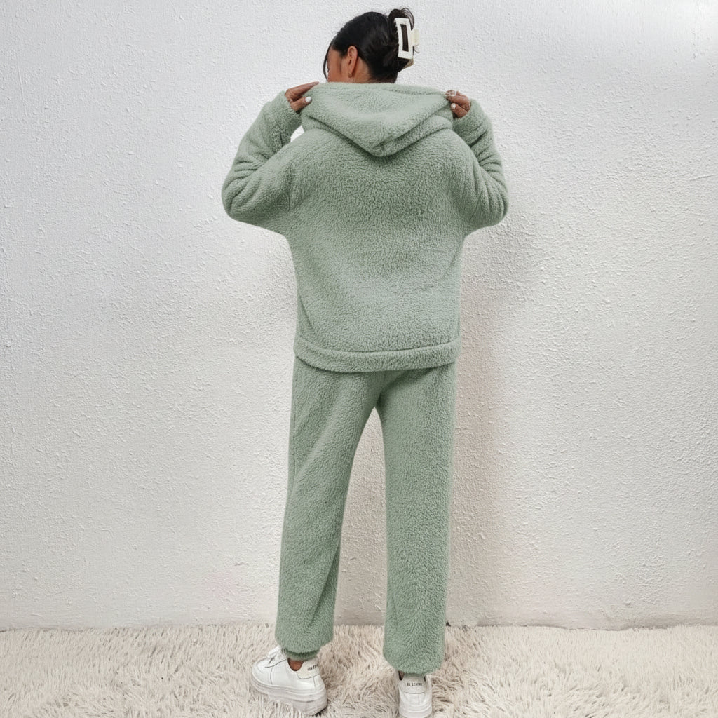 Dame loungewear sett på henger, fremhever stilren hettegenser og bukser i mykt teddystoff for hverdagsavslapning.