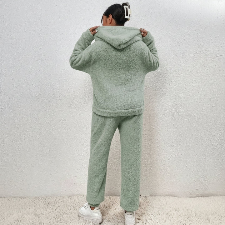 Dame loungewear sett på henger, fremhever stilren hettegenser og bukser i mykt teddystoff for hverdagsavslapning.