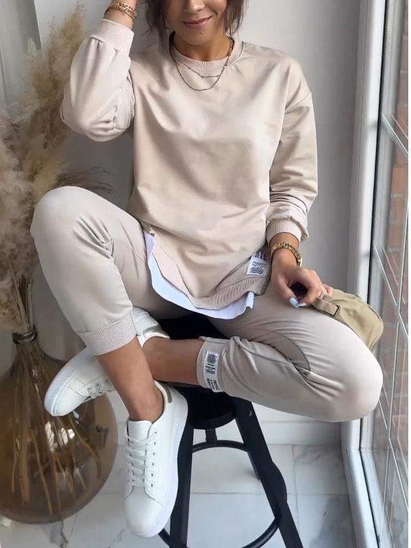 To-delt Komfortsett: Dame loungewear to-delt sett i nøytral farge, gir stilfull komfort og er et ideelt fritidssett.