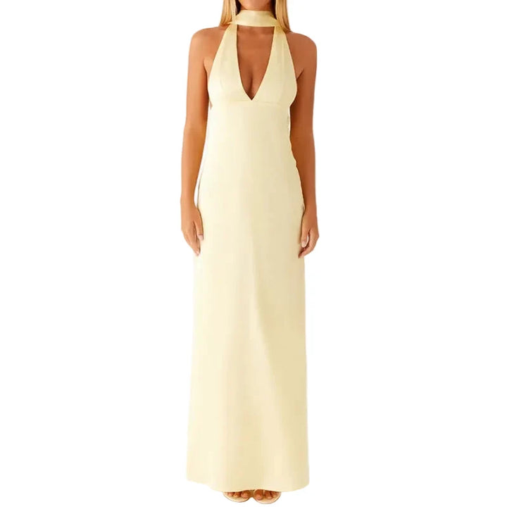 Elegant halterneck maxikjole for kvinner. Ermeløs sommerkjole med løs passform. Perfekt for fest og strand.