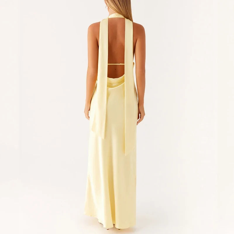 Halterneck maxikjole for kvinner i elegant sommerstil. Løs passform og åpen rygg for komfort og stil.