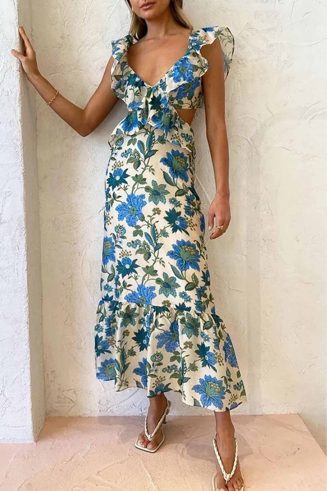 Stilren og elegant dame maxikjole med delikate blomster og flytende volanger, ideell som festkjole.