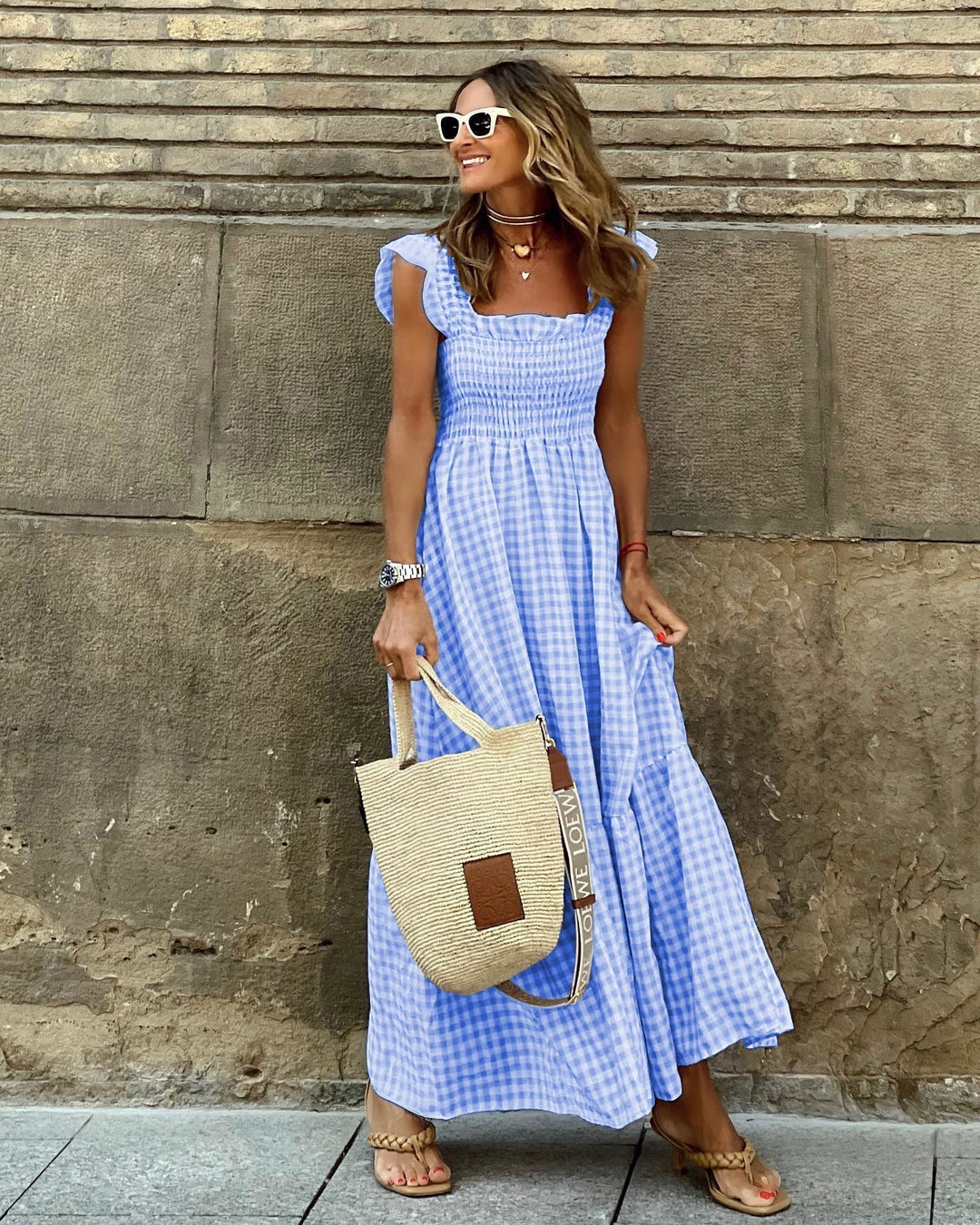 Feminin sommer maxikjole med elegante rufflede ermer. Perfekt som festkjole eller hverdagskjole.