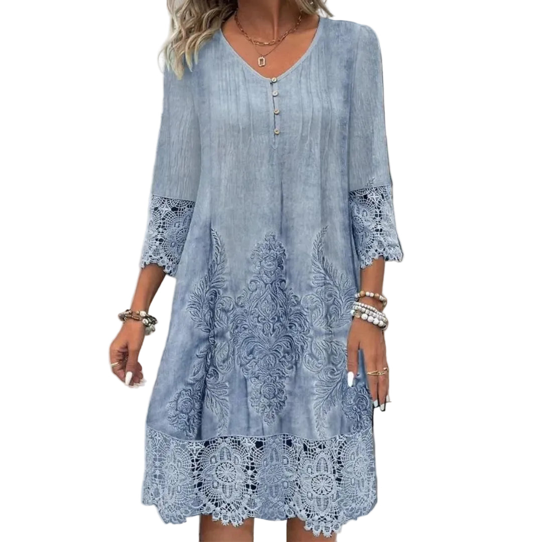 Elegant blomstret midikjole for dame med broderte detaljer. Komfortabel sommerkjole og vårkjole i luftig design.