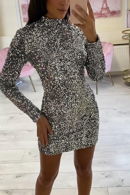 Trendy minikjole for dame med stilfull mockneck. Glitrende glitterkjole, ideell som festkjole for kvinner.