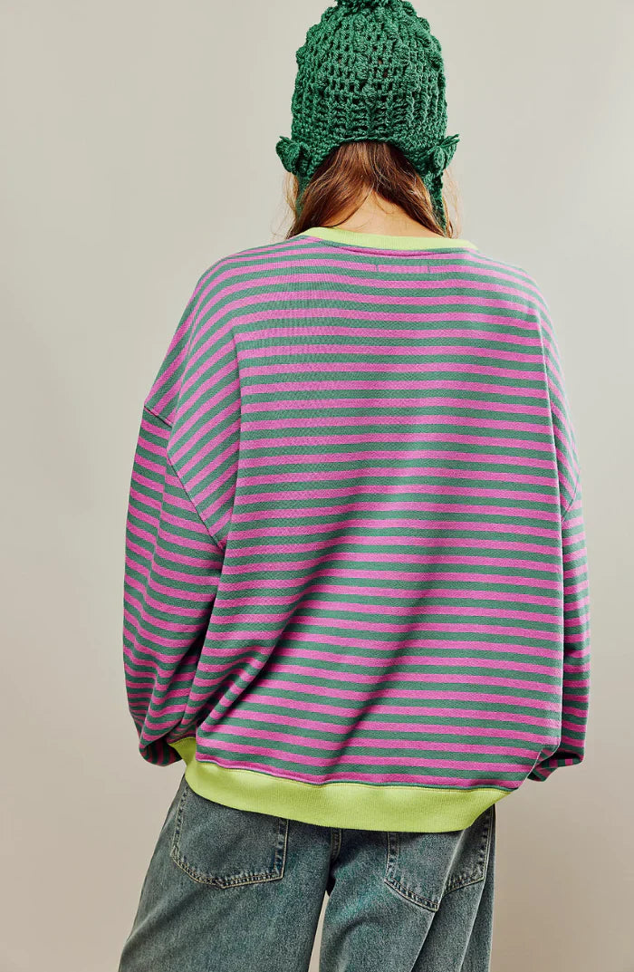 Modell i komfortabel og allsidig oversized genser for kvinner, ideell for vår- og høstmote.