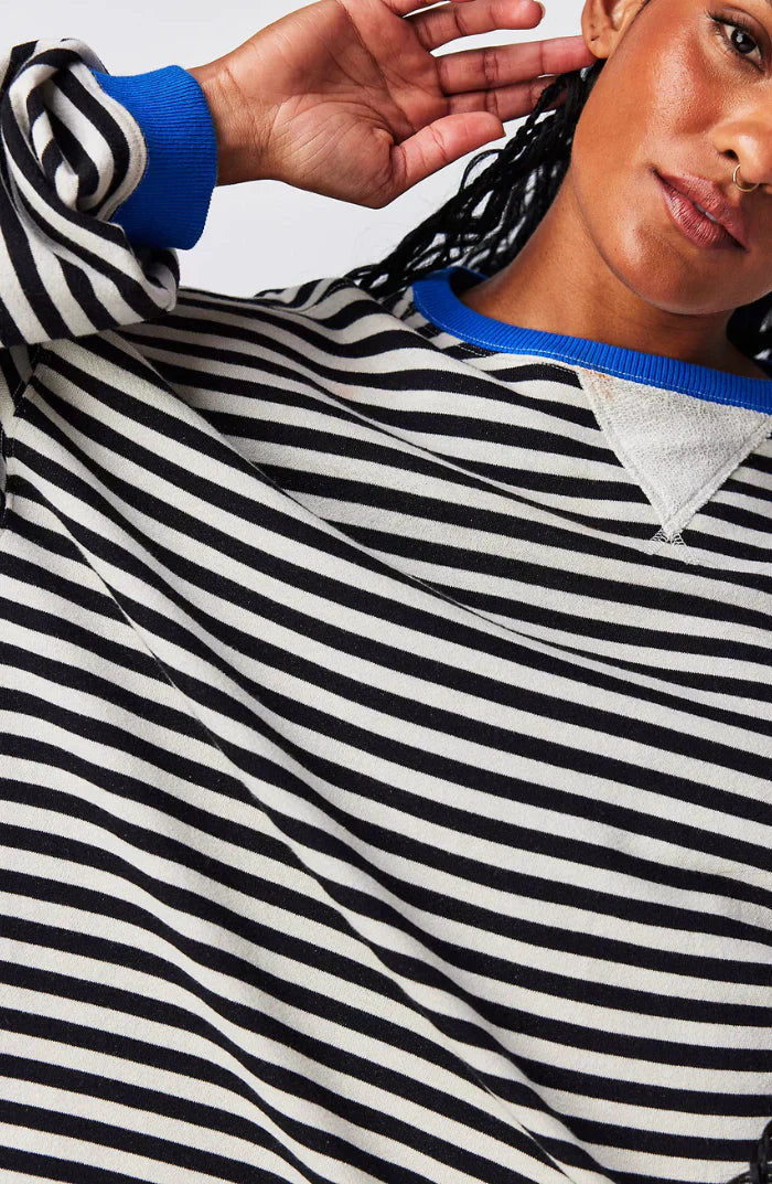 Kvinne iført moderne oversized genser, designet for optimal komfort og en trendy utstråling.